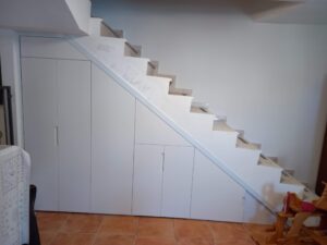 נגרות מיוחדת מתחת למדרגות