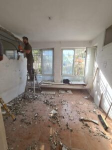 מורידים קירות